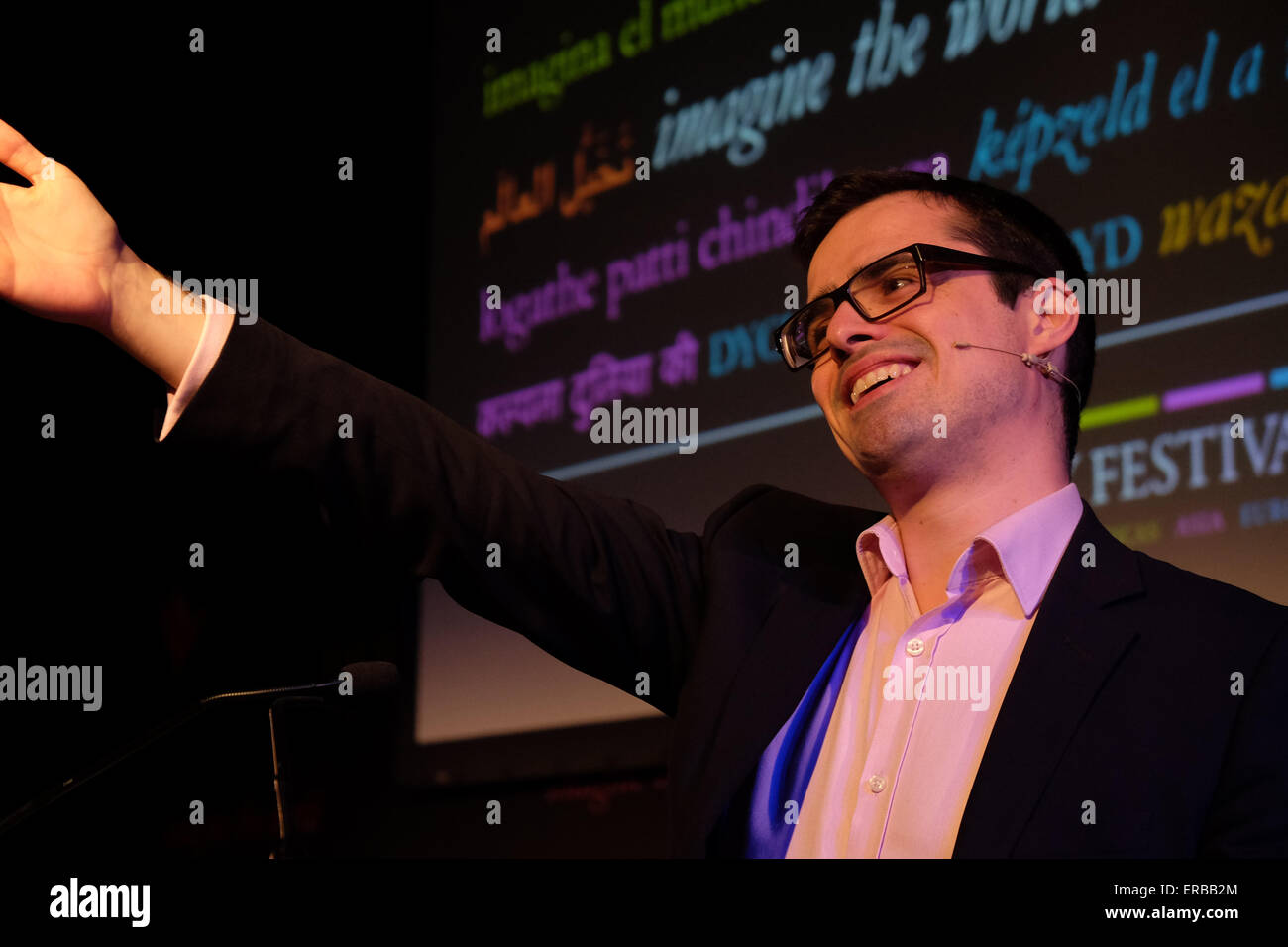 Heu-Festival, Hay on Wye, Powys, Wales - Mai 2015 - Direktor für internationale Sicherheitsstudien an der RUSI und Autor Raffaello Pantucci auf der Bühne im Gespräch über sein neuestes Buch wir Liebe Tod als Sie Liebesleben Großbritanniens Suburban Terroristen. Stockfoto
