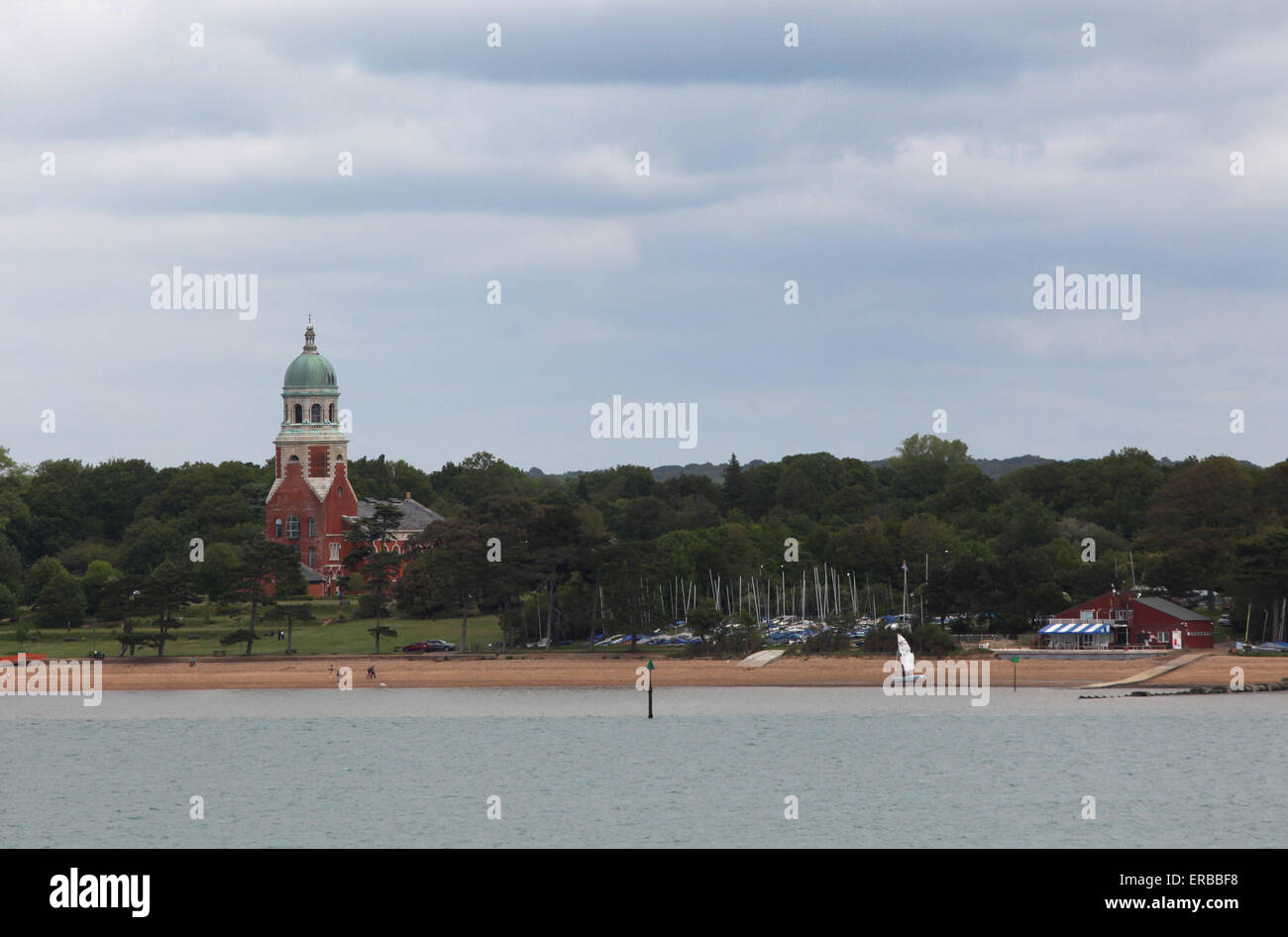 Turm des ehemaligen Krankenhauses am Royal Victoria Country Park in Hampshire Pathologie mit Southampton Wasser im Vordergrund Stockfoto