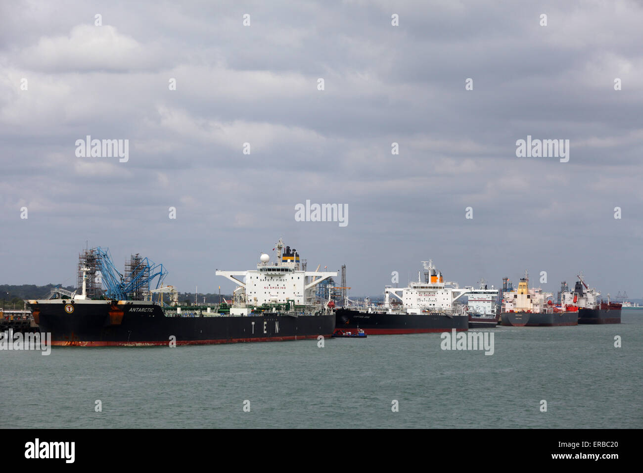 Öltanker aufgereiht in Fawley Raffinerie (l-R), Antarktis, Captain John, Northern Ocean, Sextans und nordischen Amy Stockfoto