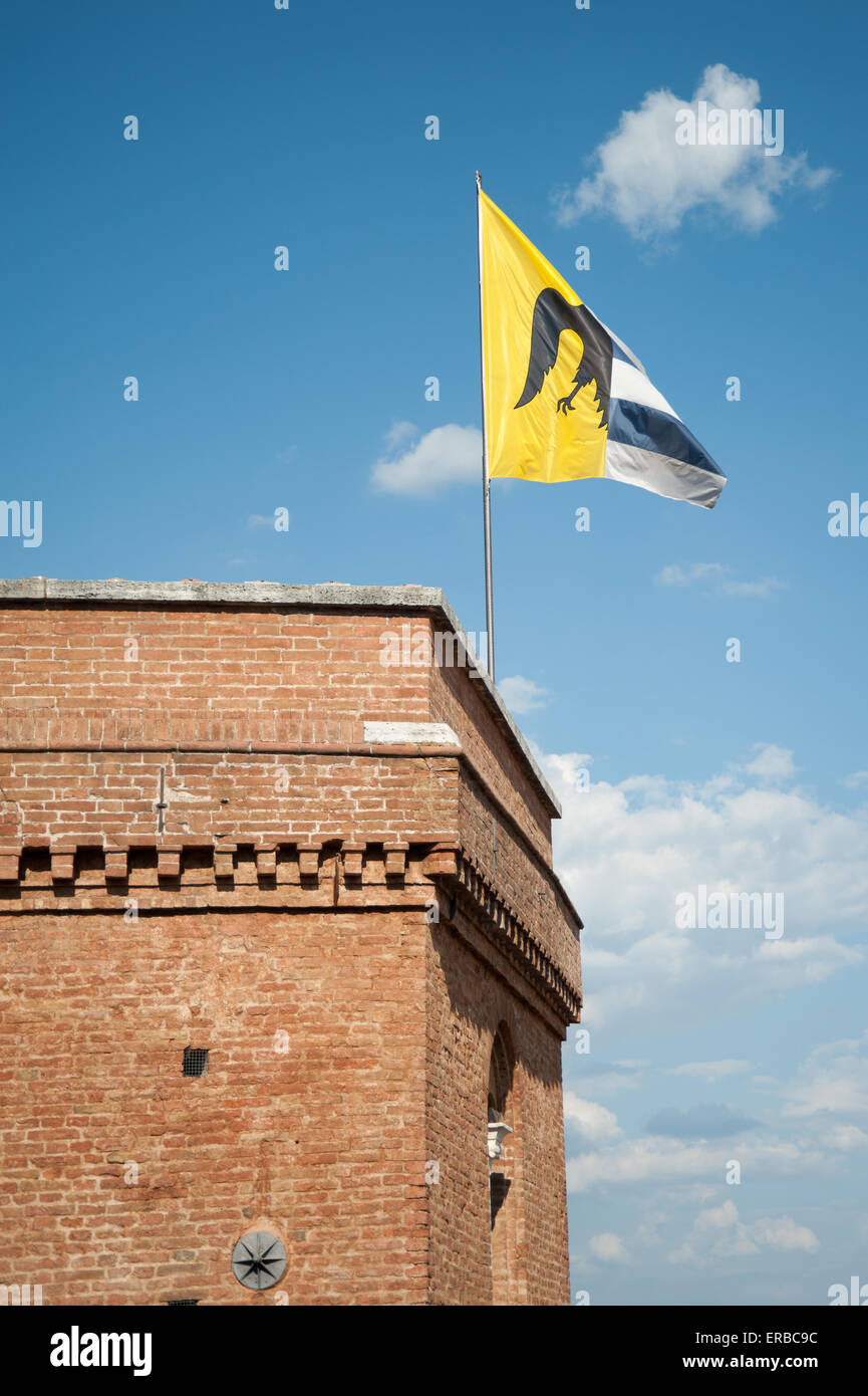 French Flag in Torre di Mangia Clock Tower für Il Palio di Siena Pferderennen, Stadt Siena, Toskana, Italien Stockfoto