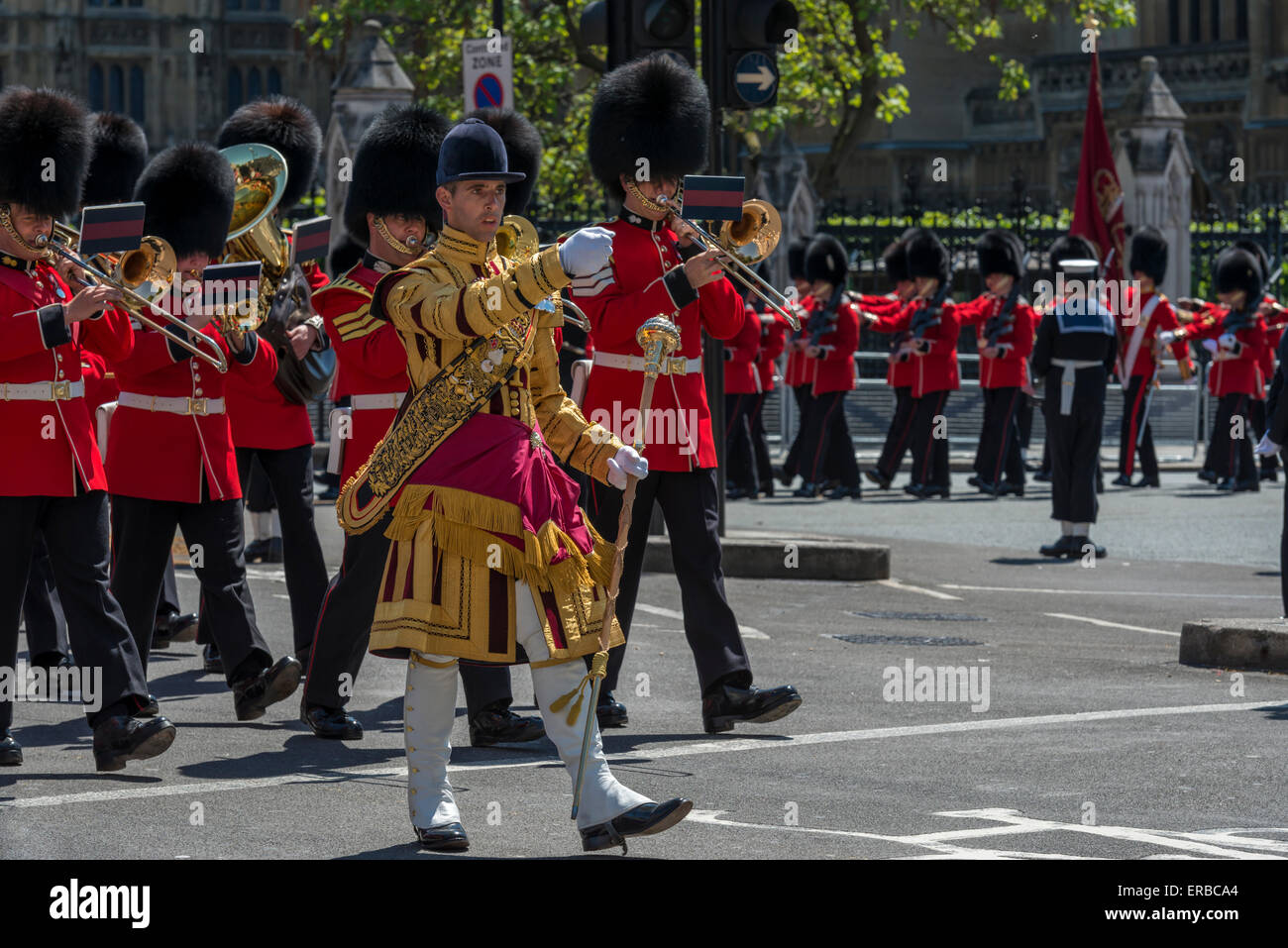 Die Band von der Grenadier Guards marschieren vom Parlamentseröffnung außerhalb der Houses of Parliament Stockfoto