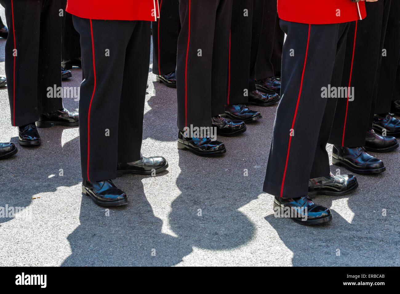Britische Soldaten rote zeremonielle Uniformen aufgereiht mit polierten Stiefel Stockfoto