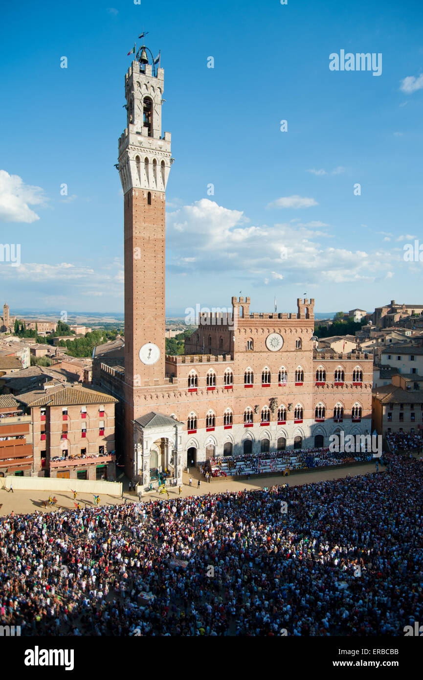 Palazzo Publico und Torre di Mangia in Piazza del Campo mit Publikum warten auf den Beginn der Il Palio di Siena, Toskana, Italien Stockfoto