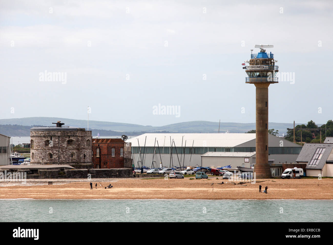 Calshot Küstenwache Turm, Calshot Schloß und Calshot Activity Centre auf Calshot Spit in Hampshire UK Stockfoto