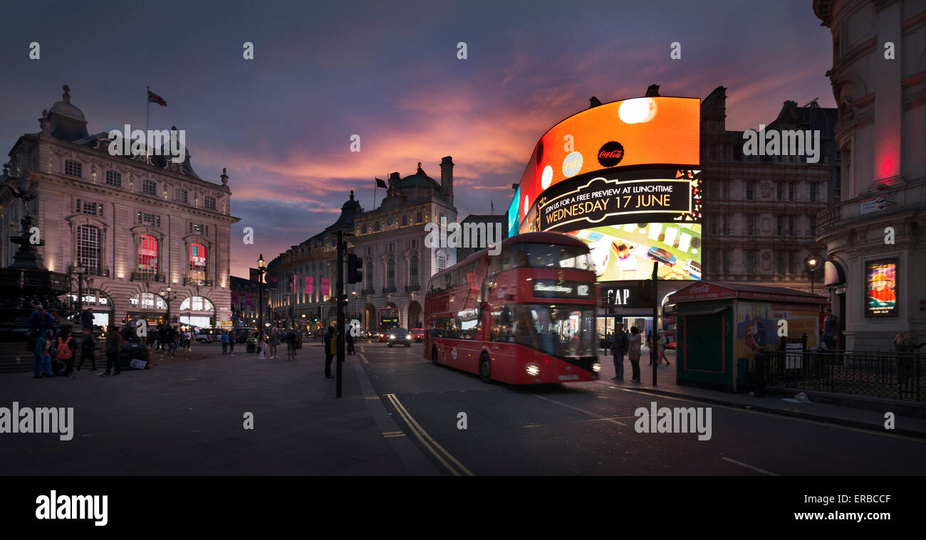 Ein Doppeldecker-Bus fährt am Piccadilly Circus in London, England, 2015. (Adrien Veczan) Stockfoto