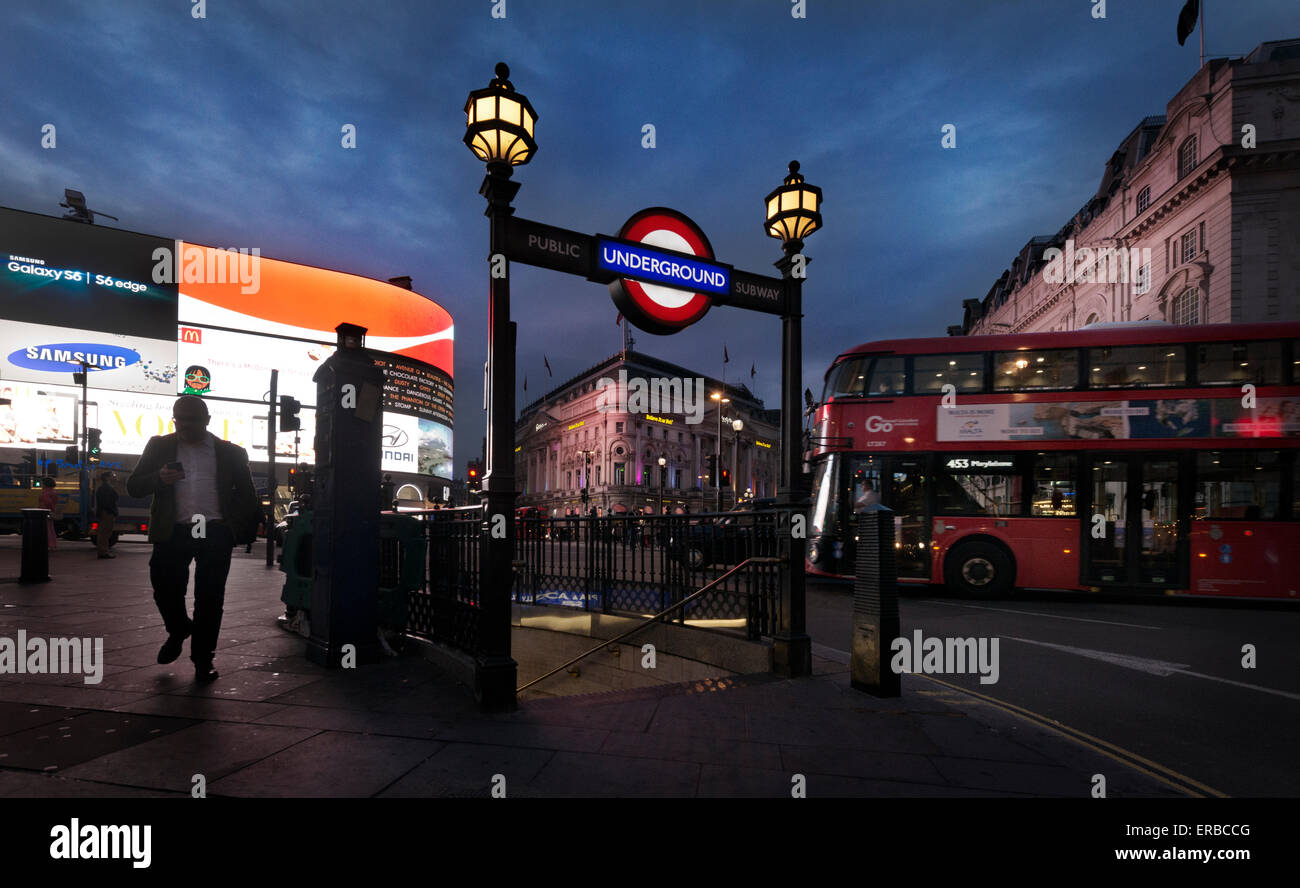 Ein Mann geht durch einen Schlauch Eingang in der Nähe von einem Doppeldecker-Bus am Piccadilly Circus in London, England, 2015. (Adrien Veczan) Stockfoto