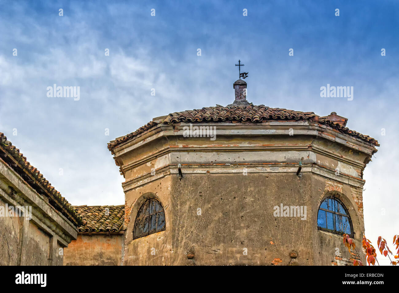 Private Kirche zerstörten Bauernhaus in italienischen Landschaft Stockfoto