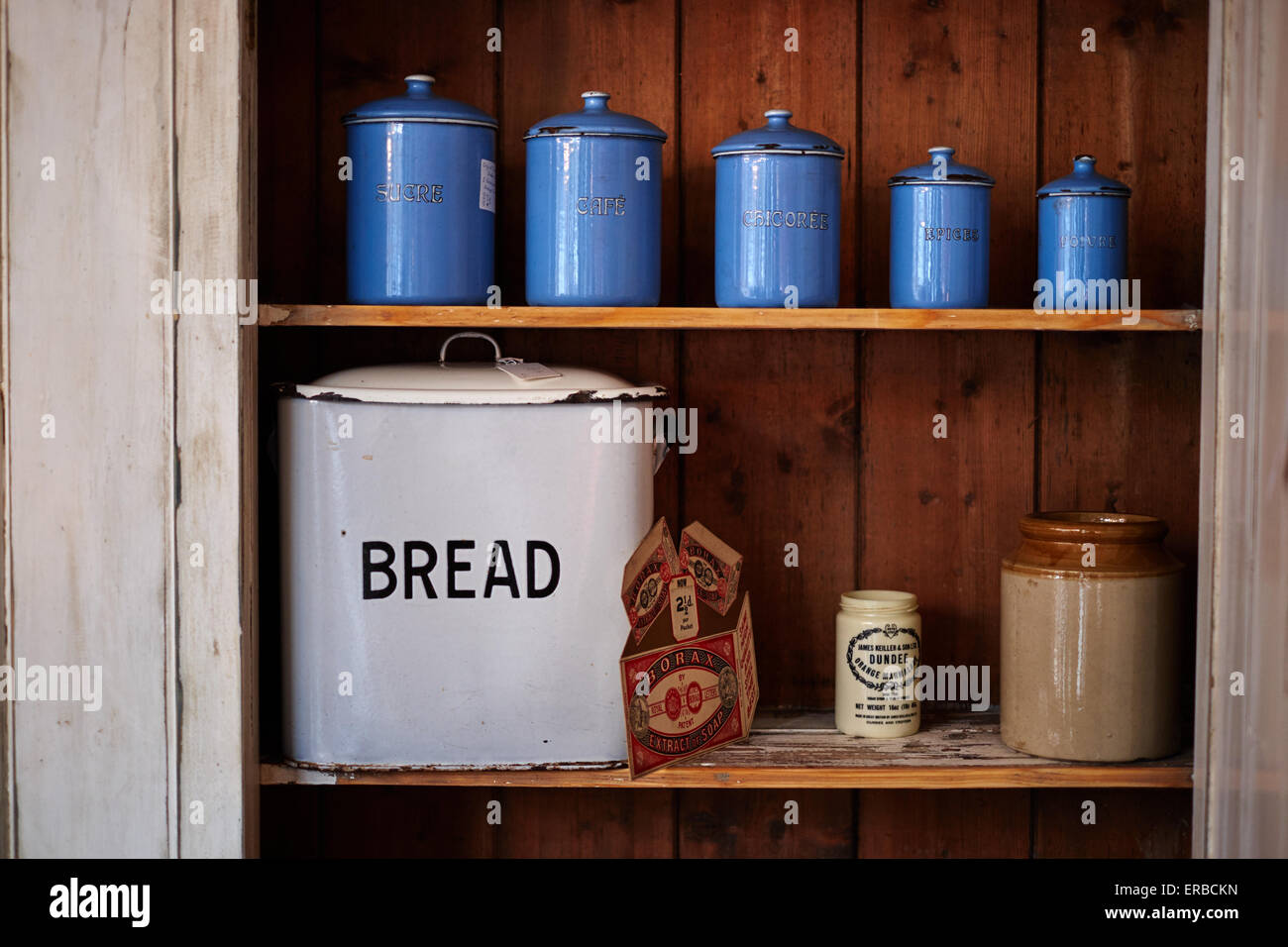 Ein Brot-Zinn und anderen Behältern in einem hölzernen Schrank Stockfoto