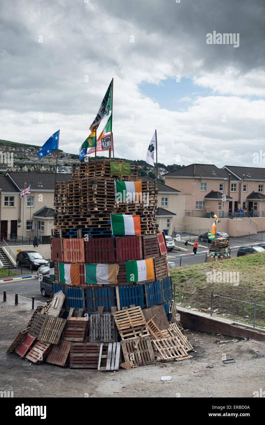 Ein Lagerfeuer aus Holzpaletten gestapelt mehrere Meter hoch in Londonderry/Derry, Nordirland für den jährlichen 12. Juli feiern Stockfoto