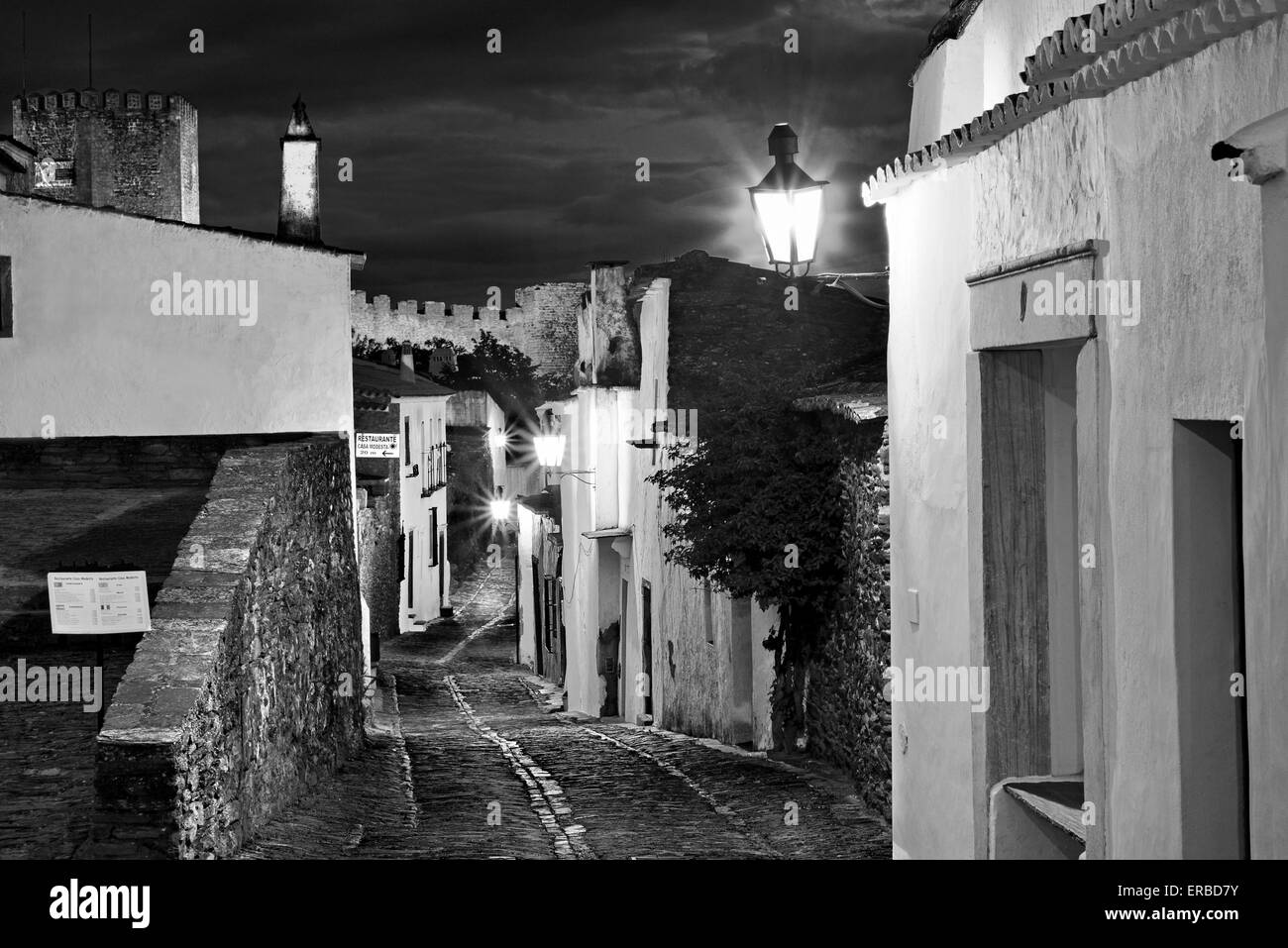 Portugal, Alentejo: Nächtlich beleuchteten Gasse in dem mittelalterlichen Dorf Monsaraz Stockfoto