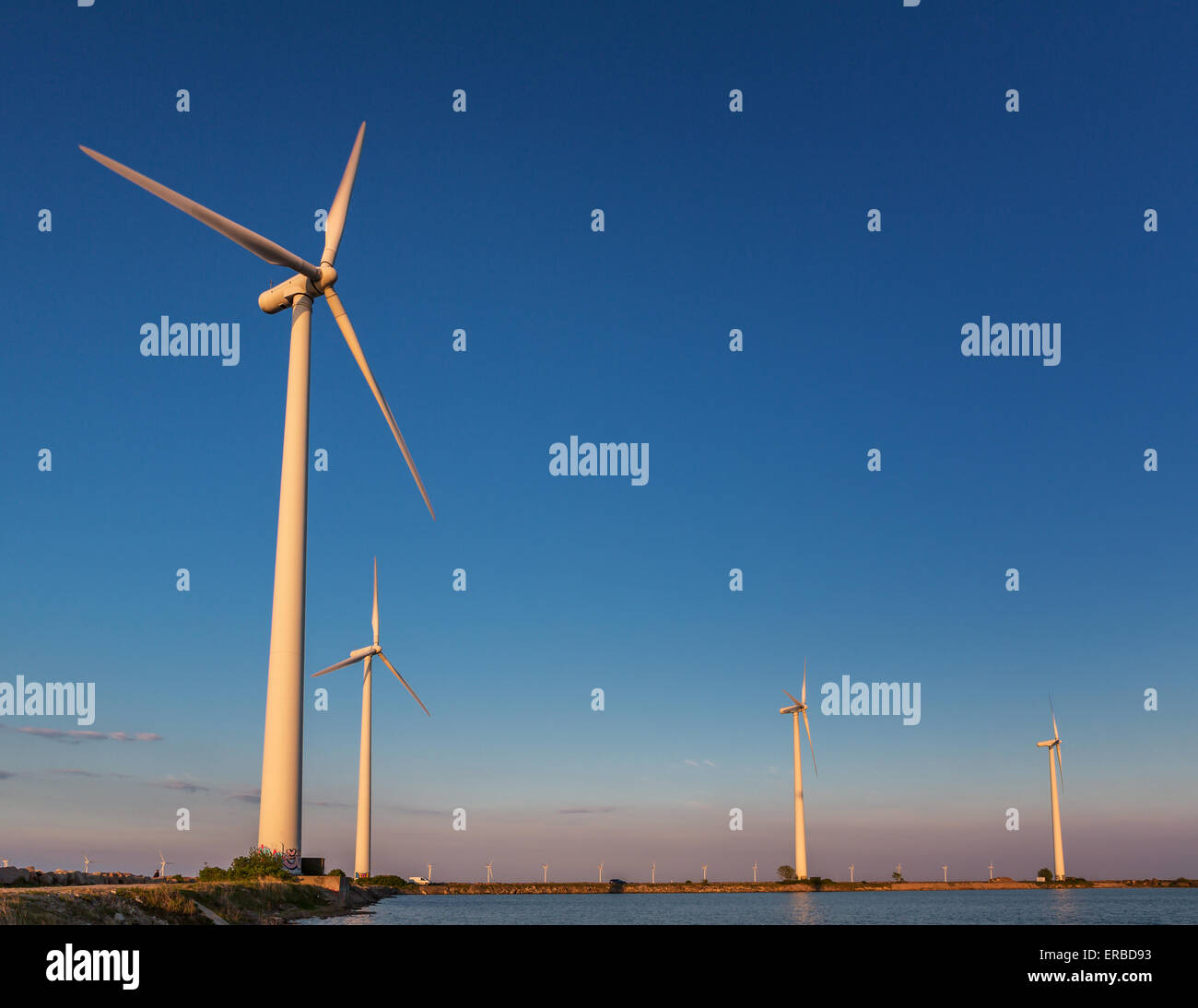 Windkraftanlagen, die Stromerzeugung im Hafen von Kopenhagen, Dänemark Stockfoto