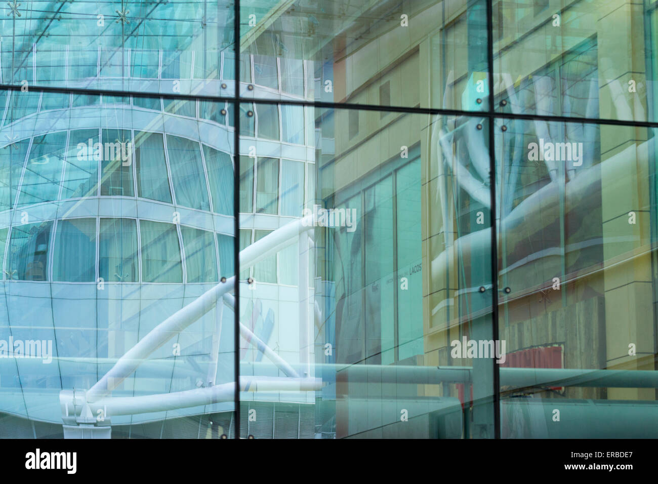 Reflexionen an der Fassade der East Mall des Bull Ring Shopping Centre, Birmingham, Großbritannien Stockfoto