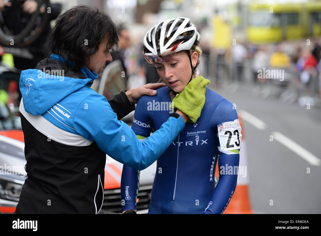 Laura Trott (Matrix Fitness) wird von einem Team Helfer unterstützt, nach dem Gewinn der Milch-Rennen in Nottingham, Großbritannien, am 24. Mai 2015 Stockfoto
