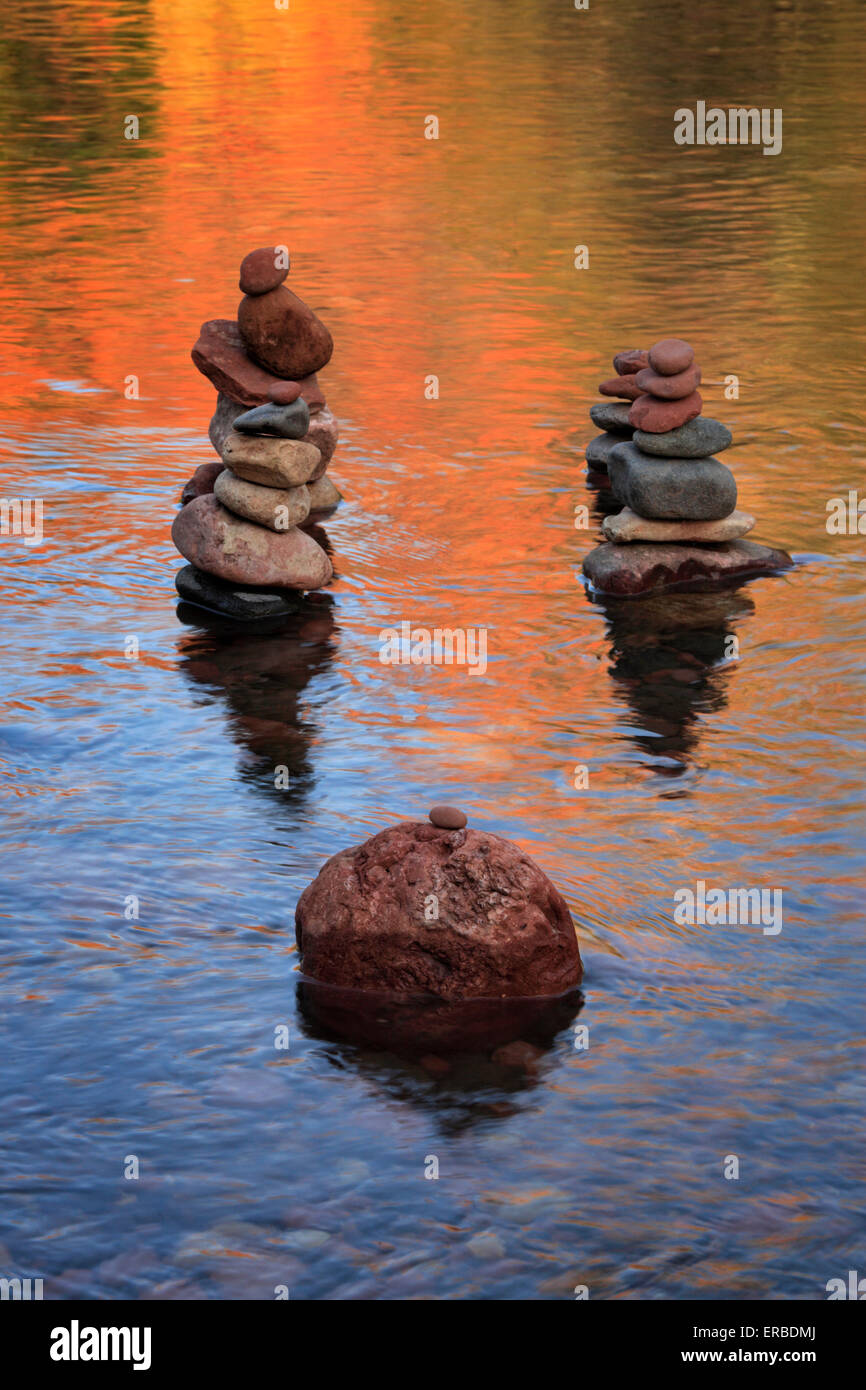 "Spirituelle" rock-Stacks und roten Felsen Reflexionen im Oak Creek gesehen bei Red Rock Crossing in Sedona, Arizona Stockfoto