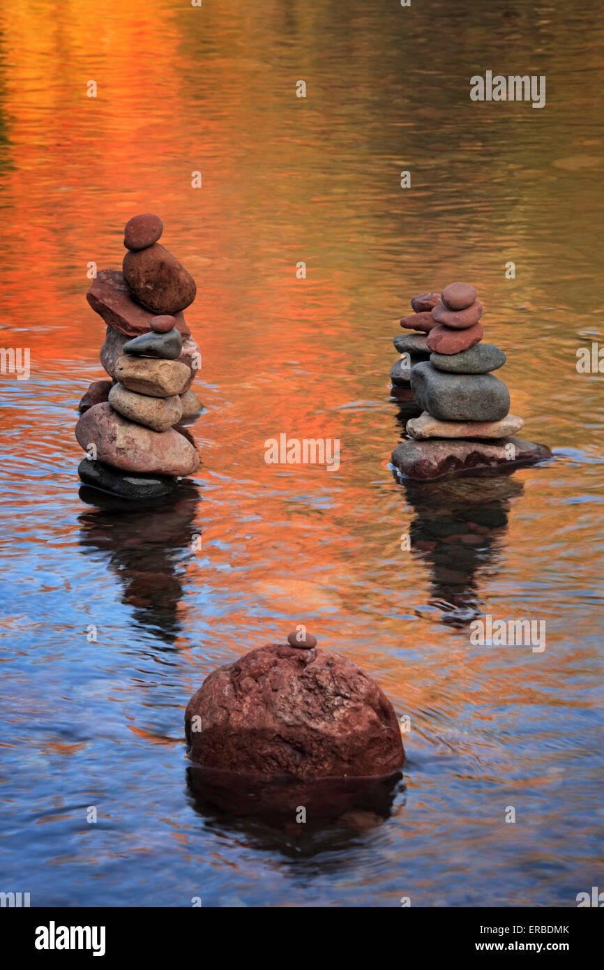 "Spirituelle" rock-Stacks und roten Felsen Reflexionen im Oak Creek gesehen bei Red Rock Crossing in Sedona, Arizona Stockfoto