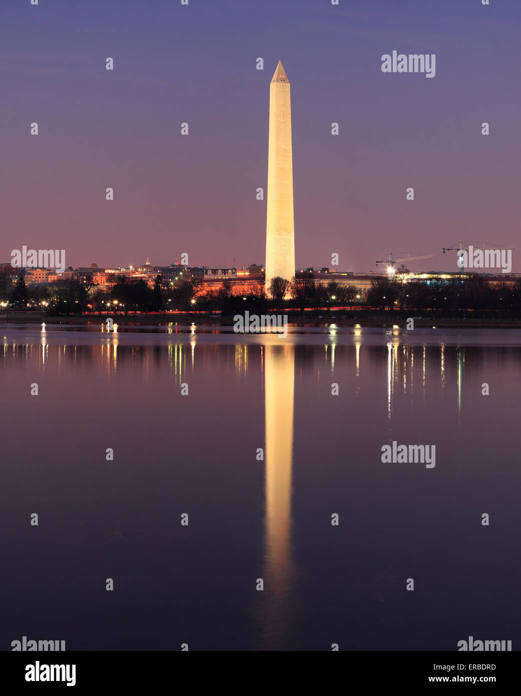 Washington-Denkmal von Tidal Basin in Washington D.C. aus gesehen Stockfoto