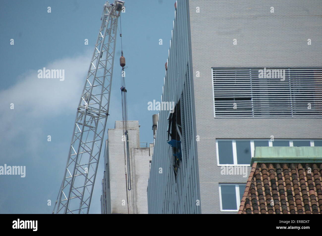 New York, USA. 31. Mai 2015. Foto aufgenommen am 31. Mai 2015 zeigt das Gebäude beschädigt bei einem Kran Unfall in New York, Vereinigte Staaten. Mindestens zehn Menschen wurden am Sonntag mit einem mechanischen Kran bei einem Unfall auf einer Baustelle in New York Midtown verletzt, sagte Beamten der Stadt. Bildnachweis: David Torres/Xinhua/Alamy Live-Nachrichten Stockfoto