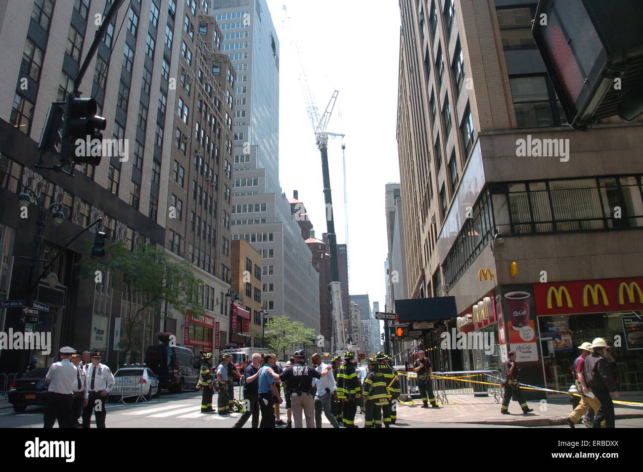 New York, USA. 31. Mai 2015. Retter versammeln sich auf dem Gelände von einem Kran Unfall in New York, Vereinigte Staaten, 31. Mai 2015. Mindestens zehn Menschen wurden am Sonntag mit einem mechanischen Kran bei einem Unfall auf einer Baustelle in New York Midtown verletzt, sagte Beamten der Stadt. Bildnachweis: David Torres/Xinhua/Alamy Live-Nachrichten Stockfoto