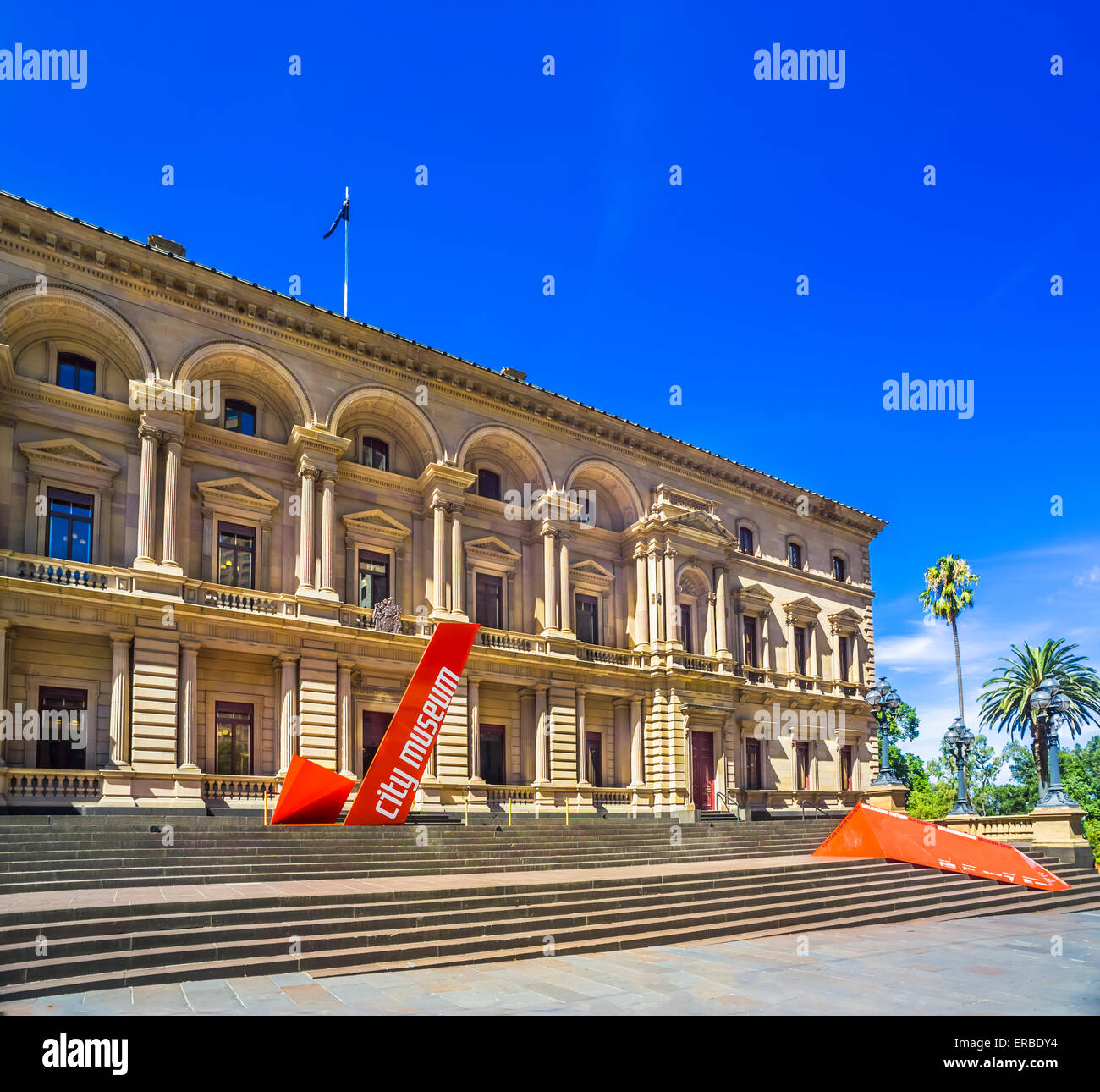 Schritte von der Vorderseite des The Treasury Altbau, jetzt Stadtmuseum, Spring St Melbourne, Australien Stockfoto