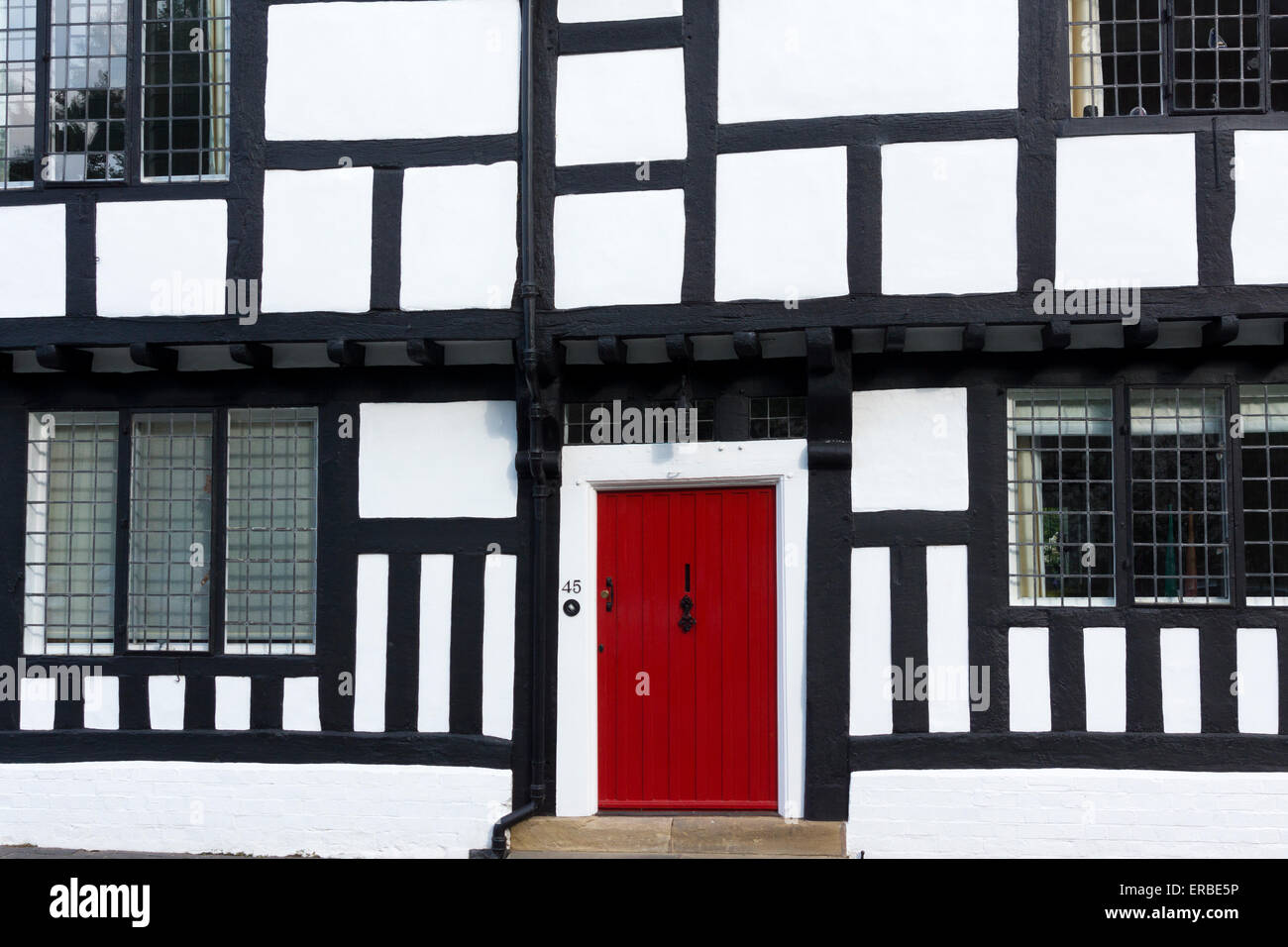 Historisches Haus mit Holzrahmen und roter Haustür, Mill Street, Warwick, Warwickshire, England Stockfoto