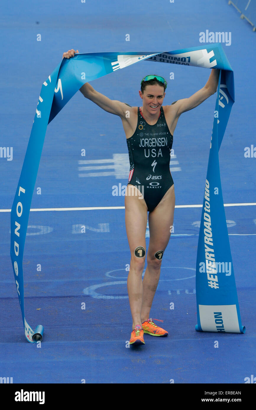 London, UK. 31. Mai 2015. Gwen Jorgensen (USA) kreuzt Linie zu ersten Platz mit einer Zeit von 00:55:45 während Vitality World Triathlon London-Elite Men am Hyde Park während der Vitality World Triathlon London-Elite Frauen am Hyde Park während der Vitality World Triathlon London-Elite Frauen am Hyde Park Credit: Dan Cooke/Alamy Live News Stockfoto