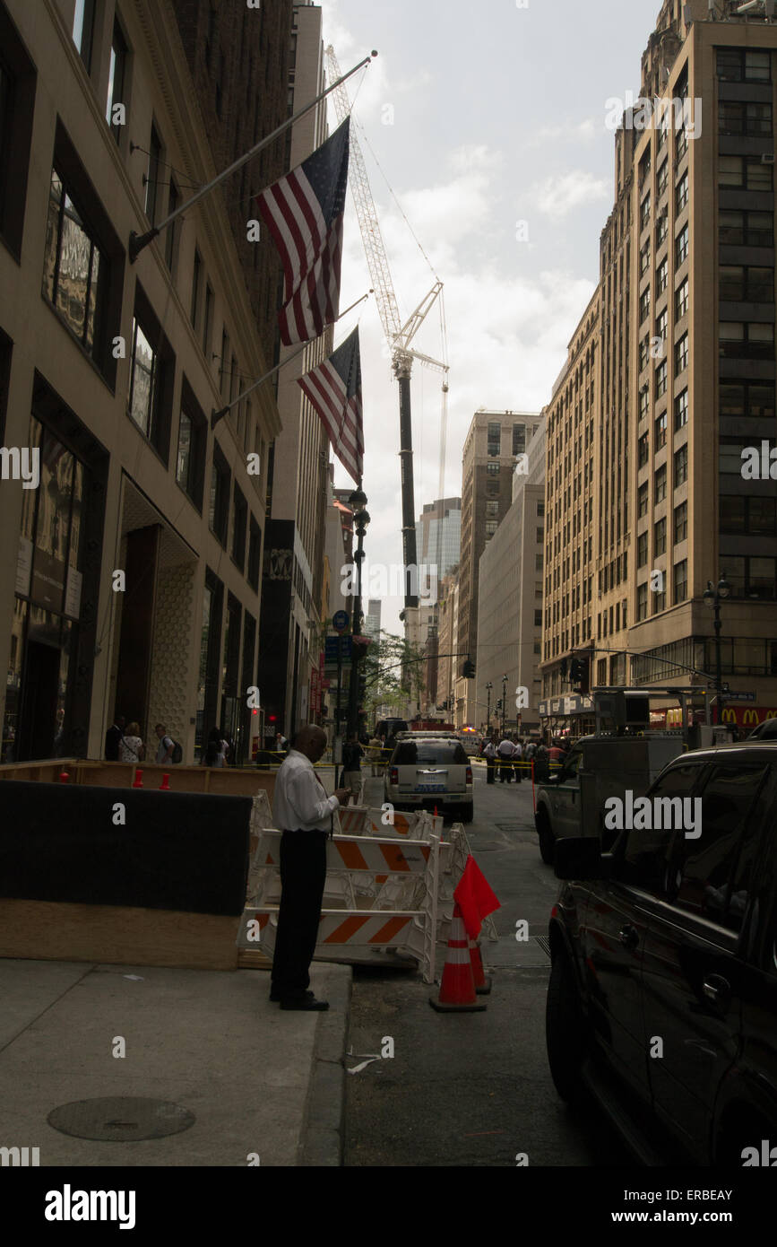 New York, USA. 31. Mai 2015. AC-Einheit fällt von Kran in Midtown Manhattan Credit: Donald Bowers/Alamy Live News Stockfoto