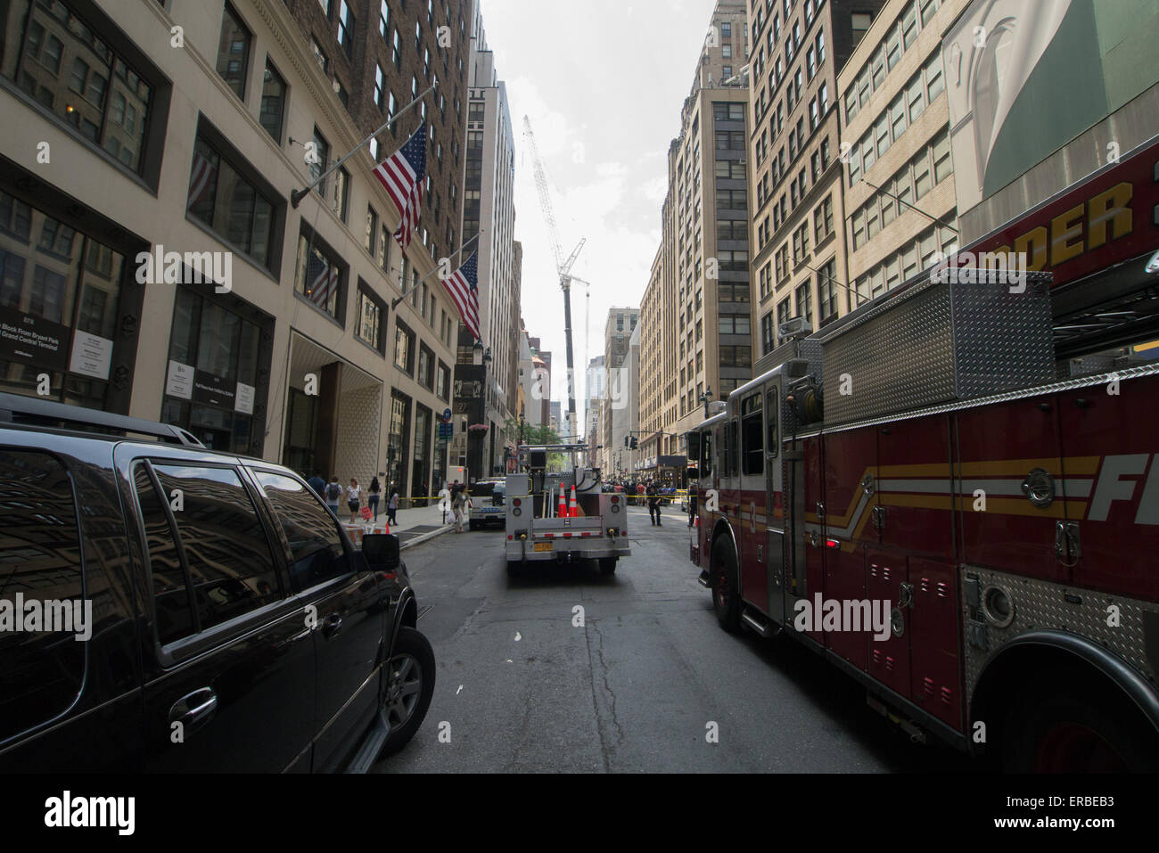 New York, USA. 31. Mai 2015. AC-Einheit fällt von Kran in Midtown Manhattan Credit: Donald Bowers/Alamy Live News Stockfoto