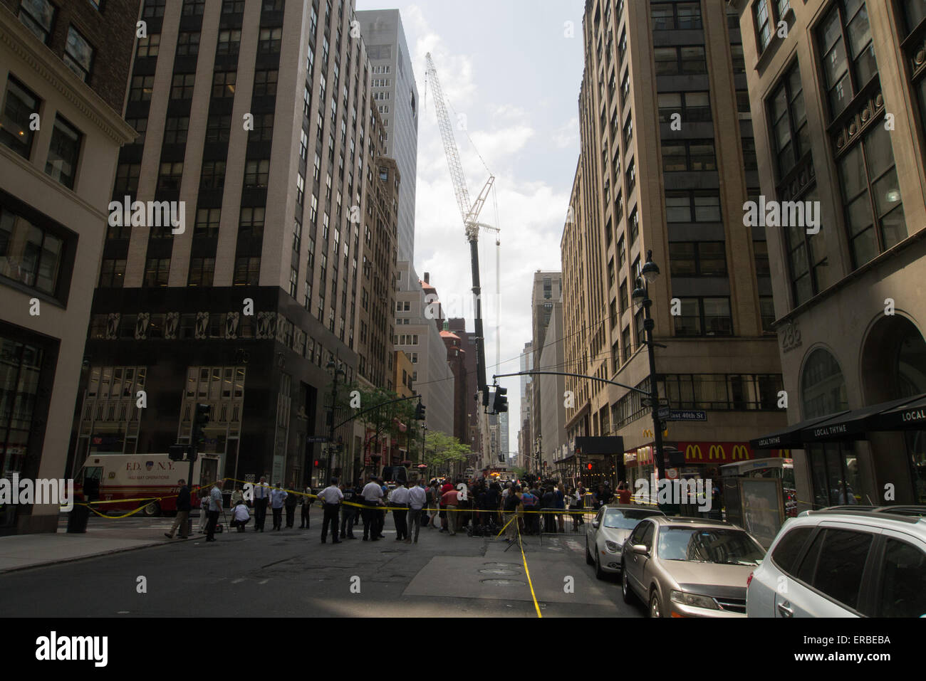 New York, USA. 31. Mai 2015. Fußgänger, Polizei und Feuerwehr versammeln sich nach eine AC-Einheit fällt von Kran in Midtown Manhattan Credit: Donald Bowers/Alamy Live News Stockfoto