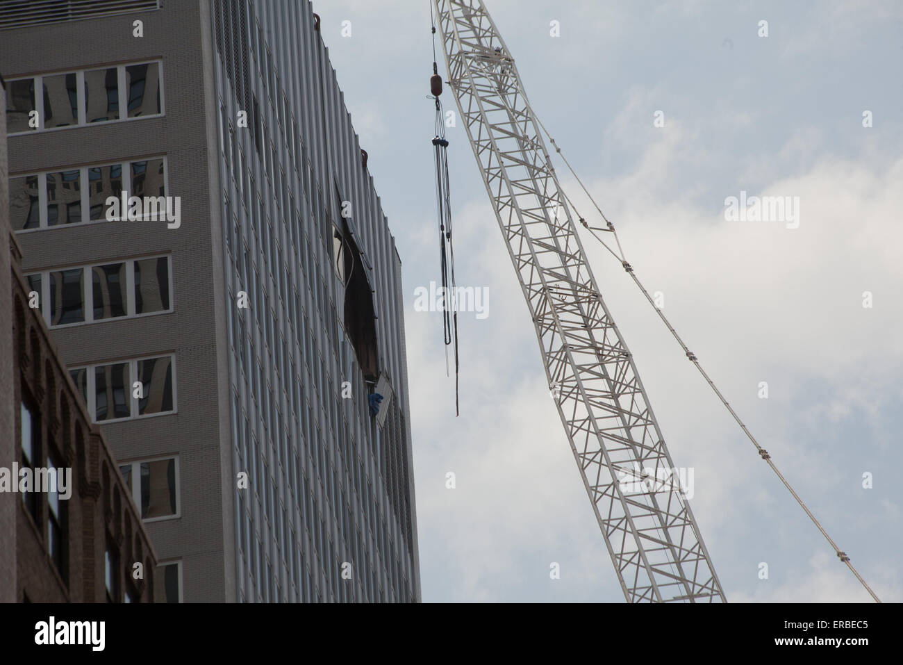 New York, USA. 31. Mai 2015. AC-Einheit fällt von Kran in Midtown Manhattan Credit: Donald Bowers/Alamy Live News Stockfoto