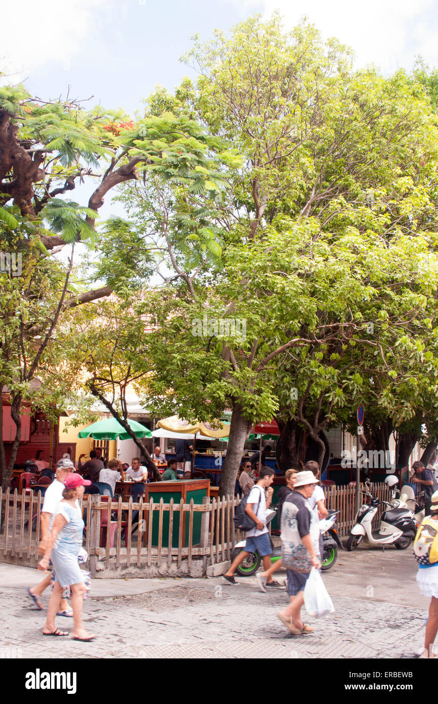 Touristen gehen von der berühmten Burger Bar, Le Select, entlang der Rue De La France in Gustavia, St. Barts Stockfoto