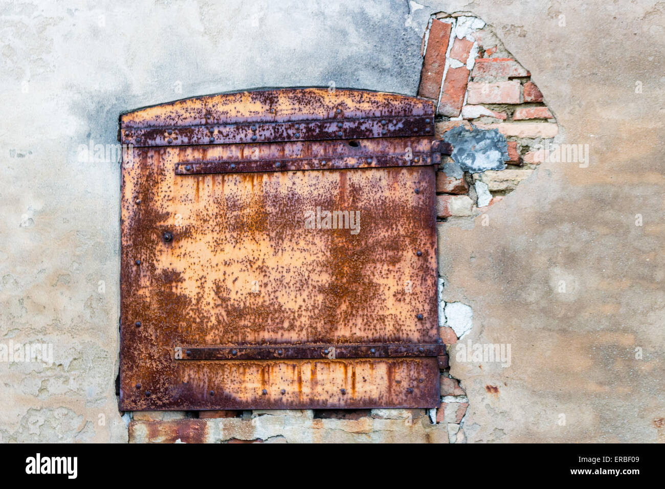 Rostige Fenster in zerstörten Wand eines alten Bauernhauses in Landschaft in der Emilia Romagna im ItalyRusty Fenster in zerstörten Wand eines alten Bauernhauses in Landschaft in der Emilia Romagna in Italien Stockfoto