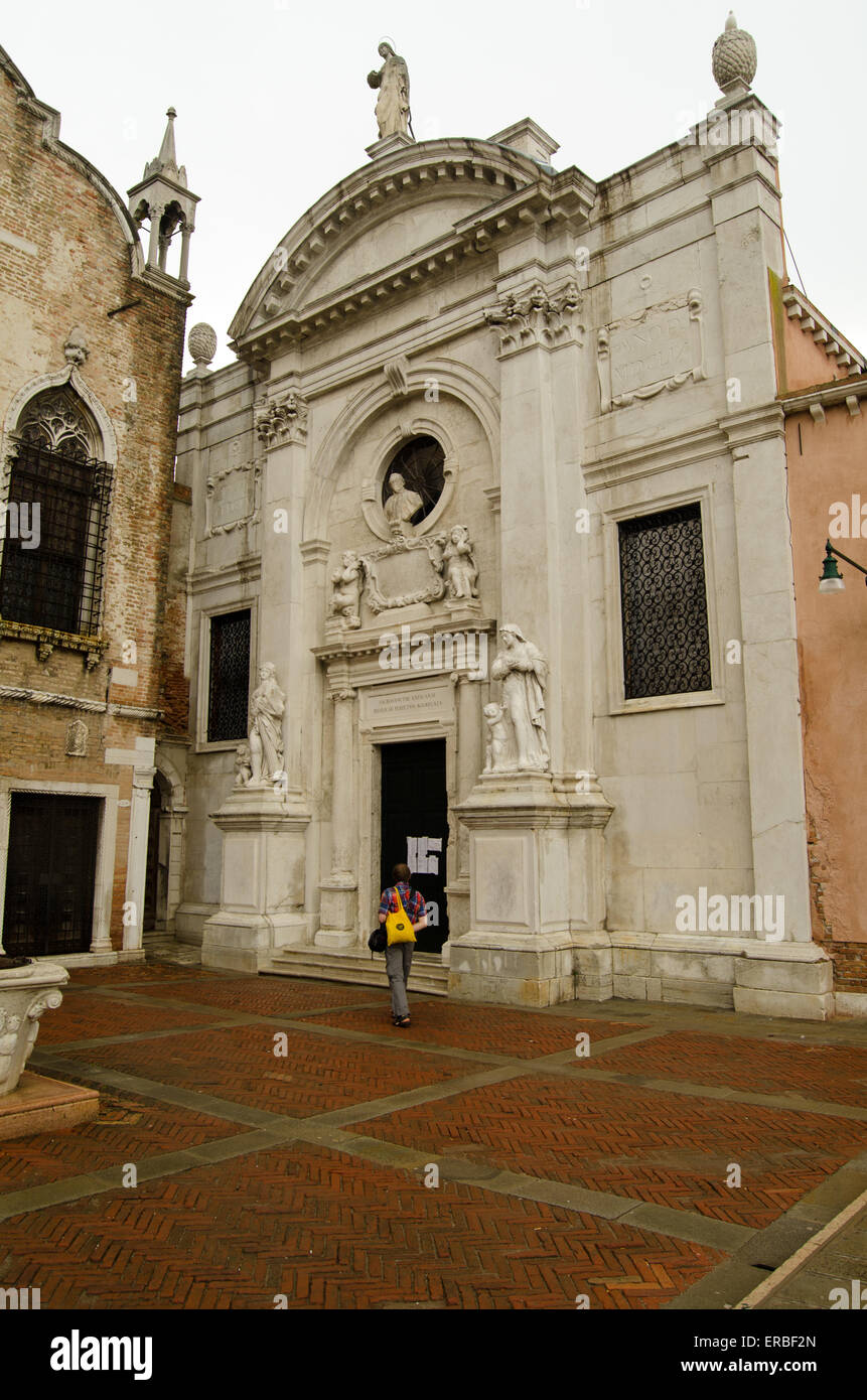 Venedig, Italien - 26. Mai 2015: Ein Tourist nähert sich die geschlossene Tür zu den Island-Pavillon auf der Biennale in Venedig-Kunst-Festival. Stockfoto