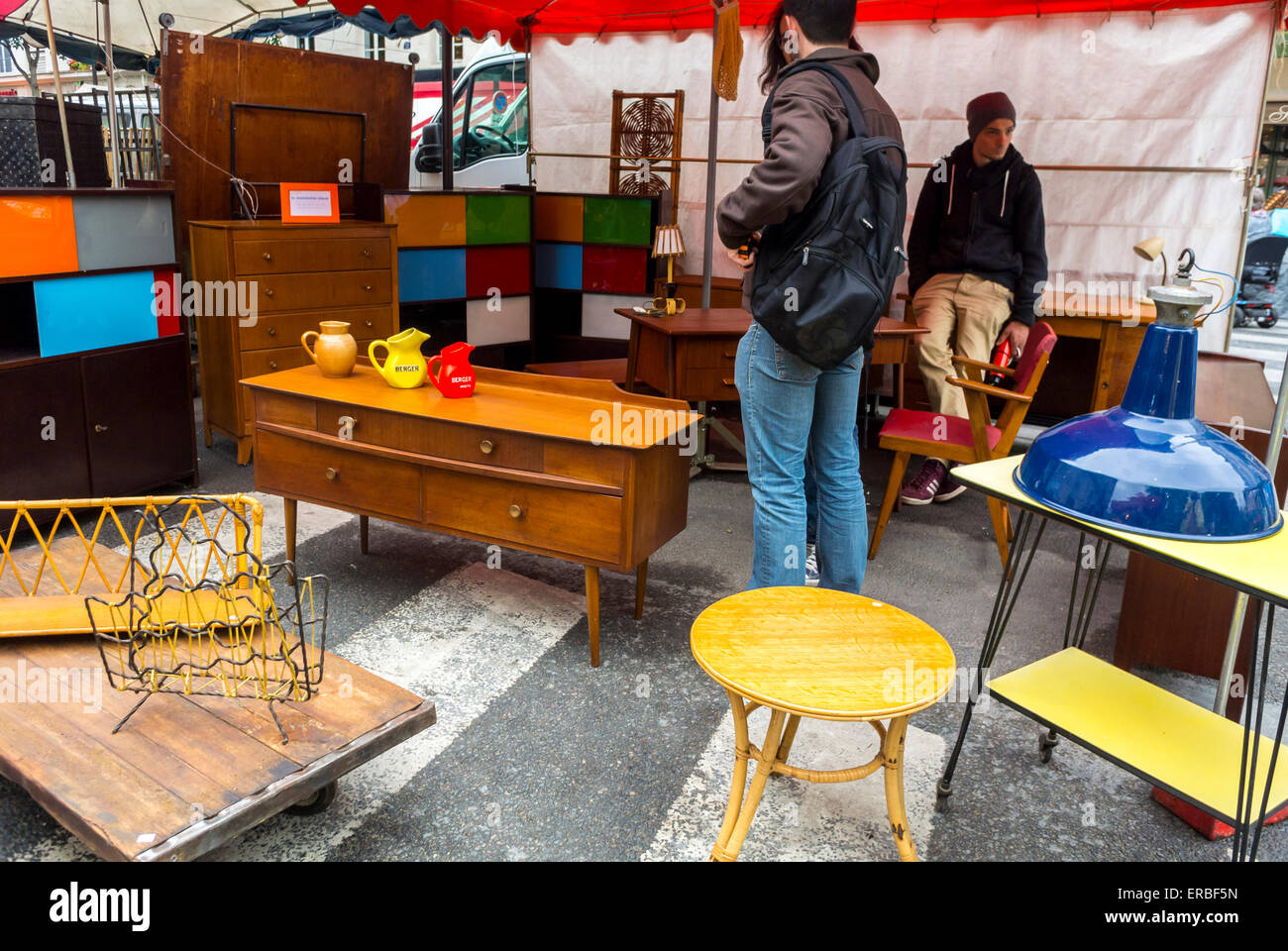 Paris, Frankreich, People Shopping Stall, französischer Vintage Markt recycelte antike Möbel Garage Verkauf, Brocante, in der Straße im Le Marais District, Käufer, die Waren wählen Stockfoto