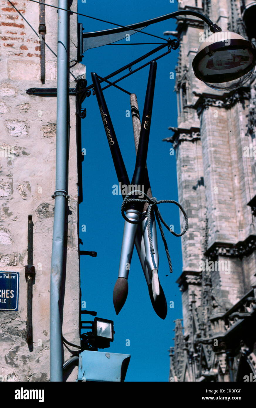 AJAXNETPHOTO. REIMS, FRANKREICH. -KÜNSTLER LIEFERT - SCHILD HÄNGEN ÜBER SHOP-EINGANG IN DER NÄHE DER KATHEDRALE.  FOTO: JONATHAN EASTLAND/AJAX REF: 960337 19 Stockfoto