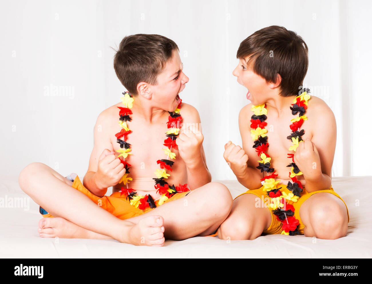 zwei jungen mit deutscher Flagge eine Spiel beobachten und total aufgeregt Stockfoto