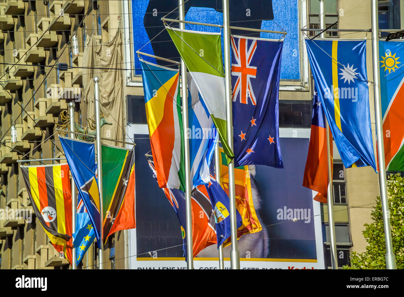 Bunte Flaggen der Welt, Nationen hängen in Bourke Street, Melbourne, Australien Stockfoto