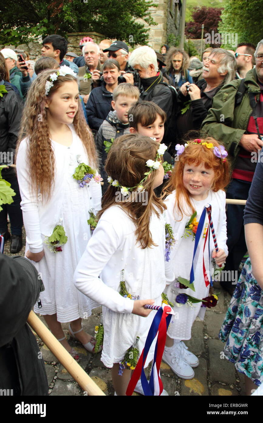 Maibaum Tänzer nehmen Sie Teil an einer Parade im Rahmen der Oak Apple Day Feierlichkeiten in Castleton, Peak District Derbyshire UK - 2015 Stockfoto