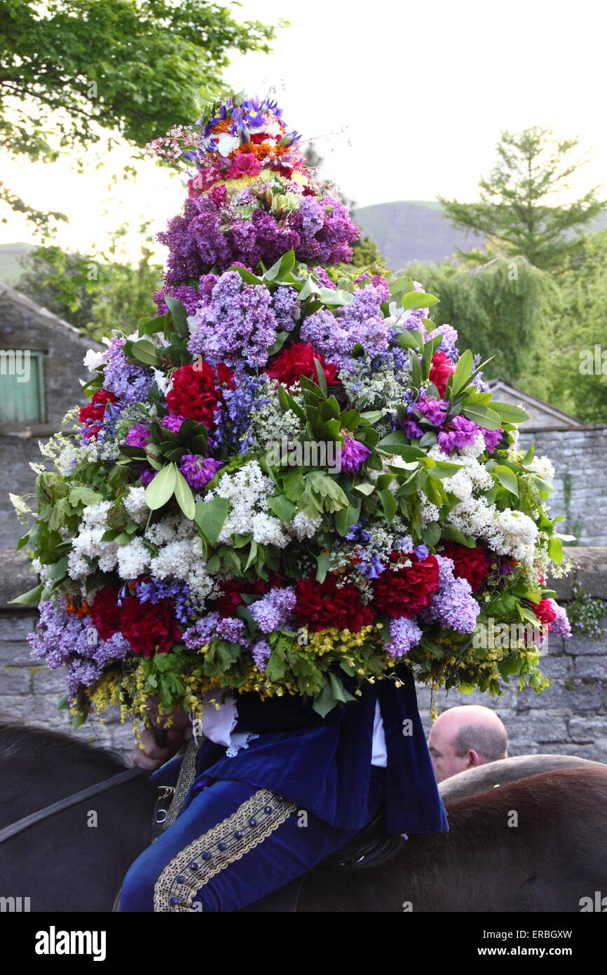 Tragen einen floralen Kopfschmuck, Garland König Paraden durch Castleton im Peak District in der Feier der Eiche Apple Tag UK Stockfoto
