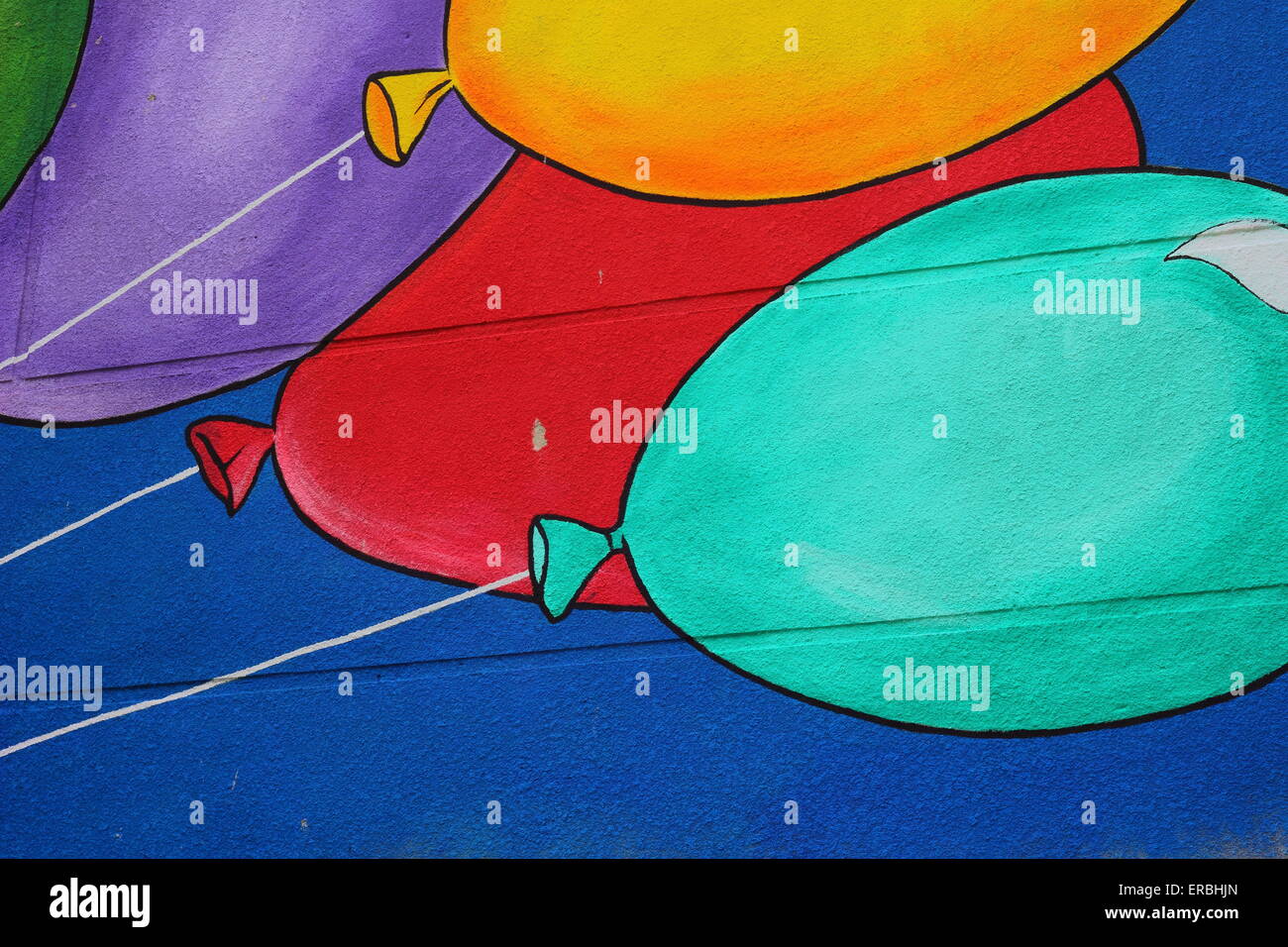 Luftballons an der Wand eines Gebäudes gemalt Stockfoto