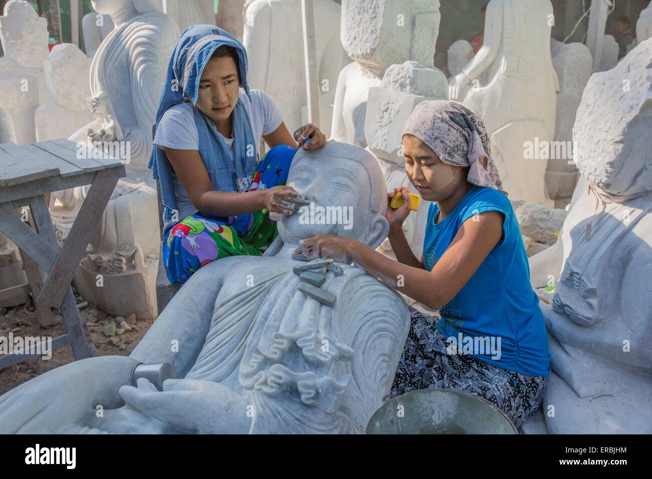 Frauen Polieren Marmor Buddha-Statue in Mandalay Myanmar Stockfoto