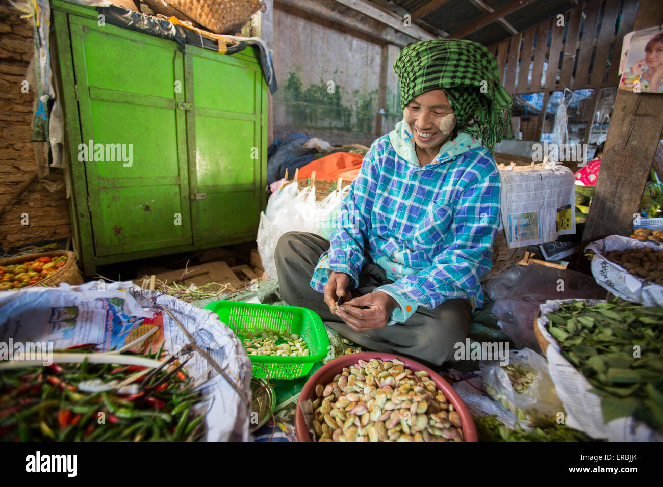 Frau schälen Bohnen am Markt in Yangon Myanmar Stockfoto