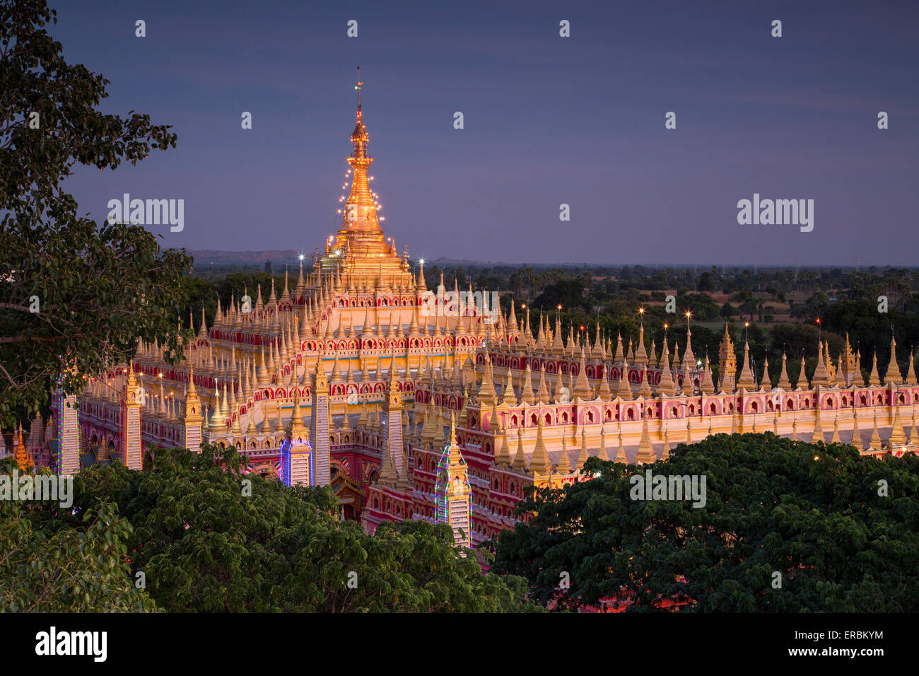 Thanboddhay Tempel in Monywa Myanmar in der Abenddämmerung Stockfoto