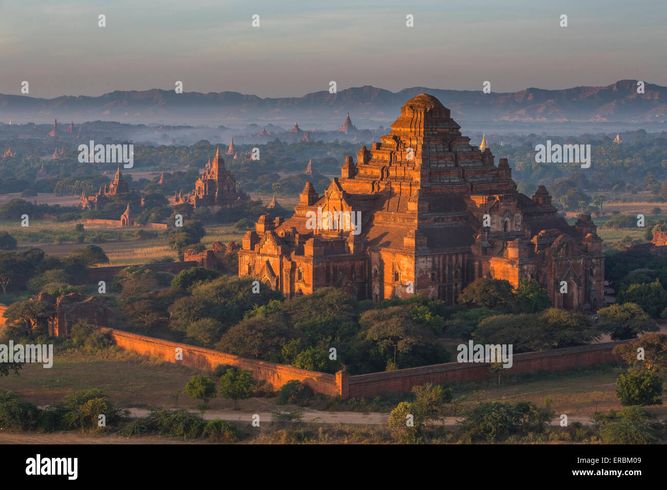 Dhamma Yan Gyi Tempel bei Sonnenaufgang in Bagan Stockfoto
