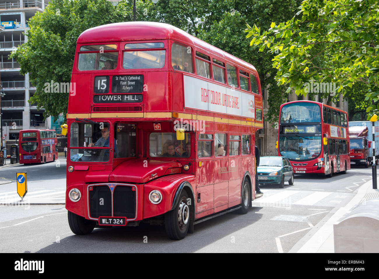 AEC Routemaster Bus am Strand, London. Diese kultigen Busse sind noch auf zwei Erbe Buslinien, Nr. 9 und 15 verwendet. Stockfoto
