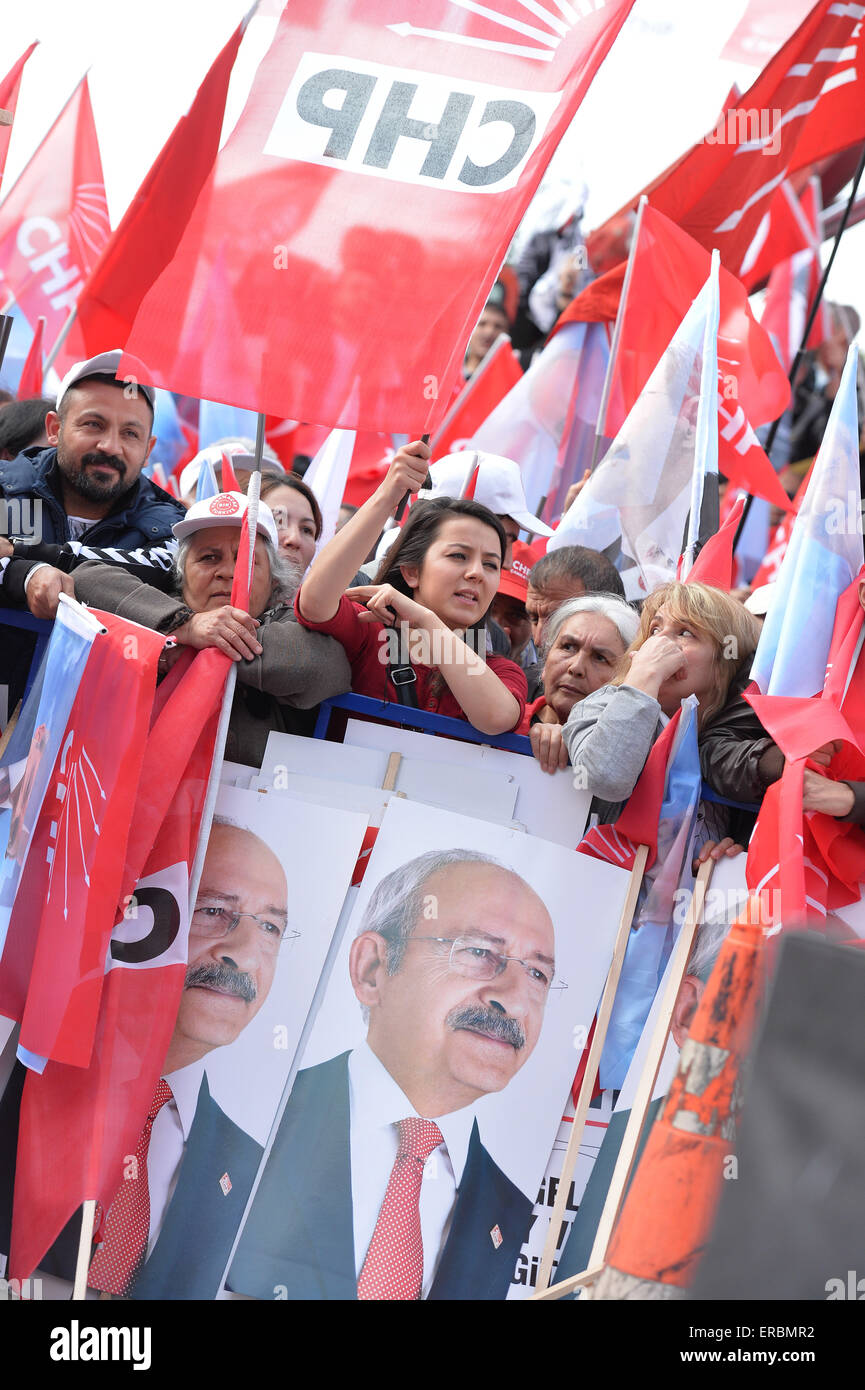 Ankara, Türkei. 31. Mai 2015. Unterstützer der Türkei die größte Oppositionspartei Republikanische Volkspartei Volkspartei (CHP) teilnehmen eine Kundgebung in Ankara, Türkei, am 31. Mai 2015. Türkischen Parlamentswahlen werden am 7. Juni stattfinden. © Mustafa Kaya/Xinhua/Alamy Live-Nachrichten Stockfoto