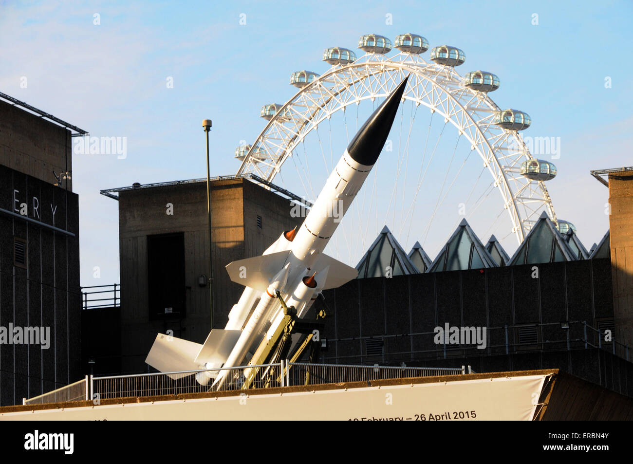 London, UK, 19. Februar 2015, kalten Krieges Oberfläche zu Air Missile Launcher Bristol Bloodhound Rakete auf der Hayward Gallery im Rahmen der "ist nun Geschichte" installiert. Stockfoto