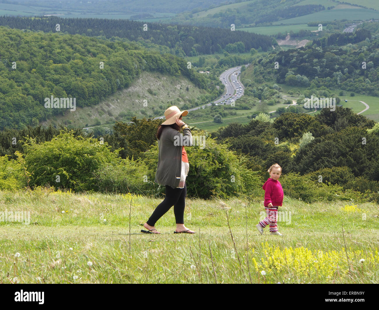 Eine Mutter und Tochter bei einem Spaziergang auf den South Downs, Hampshire, England Stockfoto