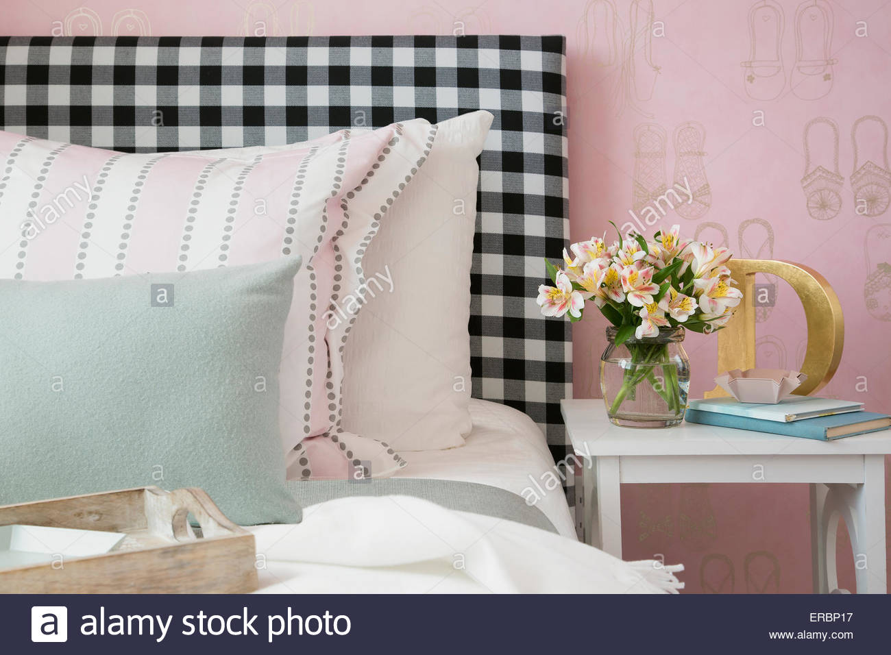 Pastell Kissen auf dem Bett mit Kopfteil "Gingham" Stockfoto