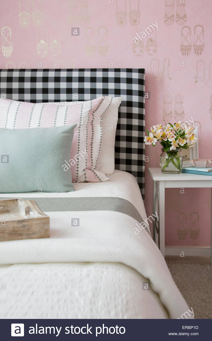 Pastell Kissen auf dem Bett mit Kopfteil "Gingham" Stockfoto
