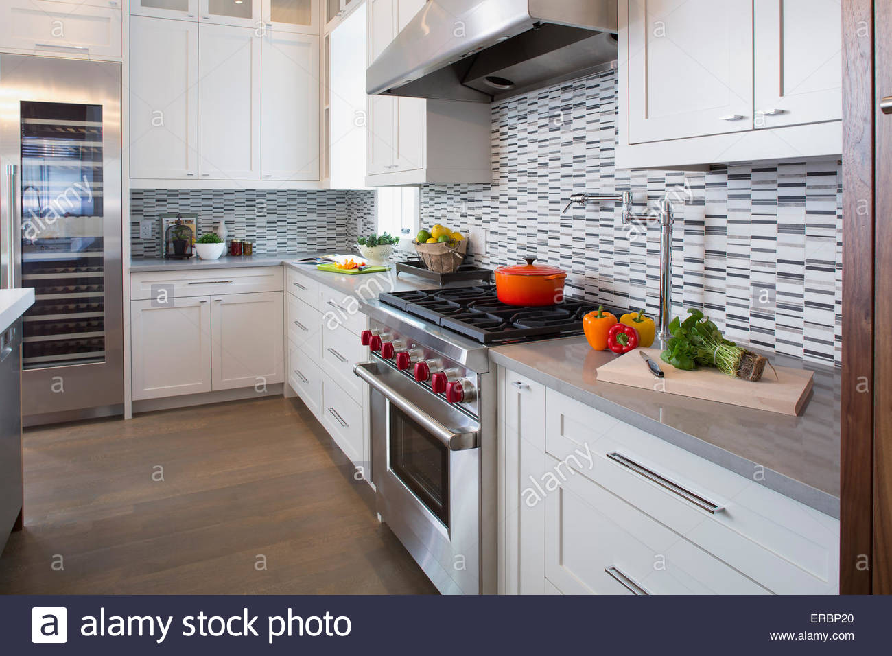 Moderne weiße Küche mit Edelstahl-Sortiment Stockfoto